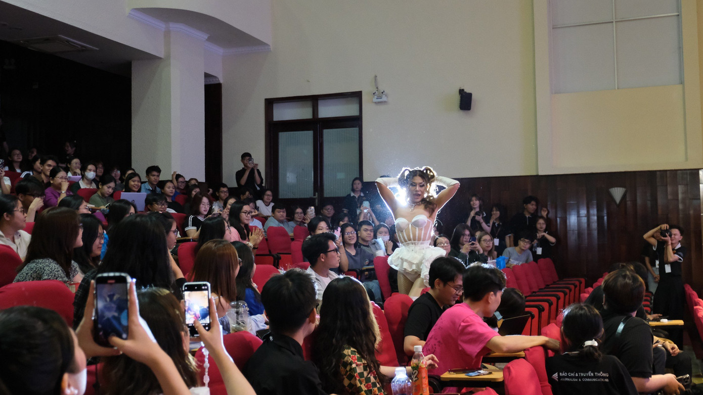 Venus Drag Team trình diễn với thông điệp “Từ trong định kiến, tôi vươn lên, chấp nhận những thiếu sót của bản thân, tin tưởng và sống với những gì mình thích”. Venus Drag Team trình diễn với thông điệp “Từ trong định kiến, tôi vươn lên, chấp nhận những thiếu sót của bản thân, tin tưởng và sống với những gì mình thích”.