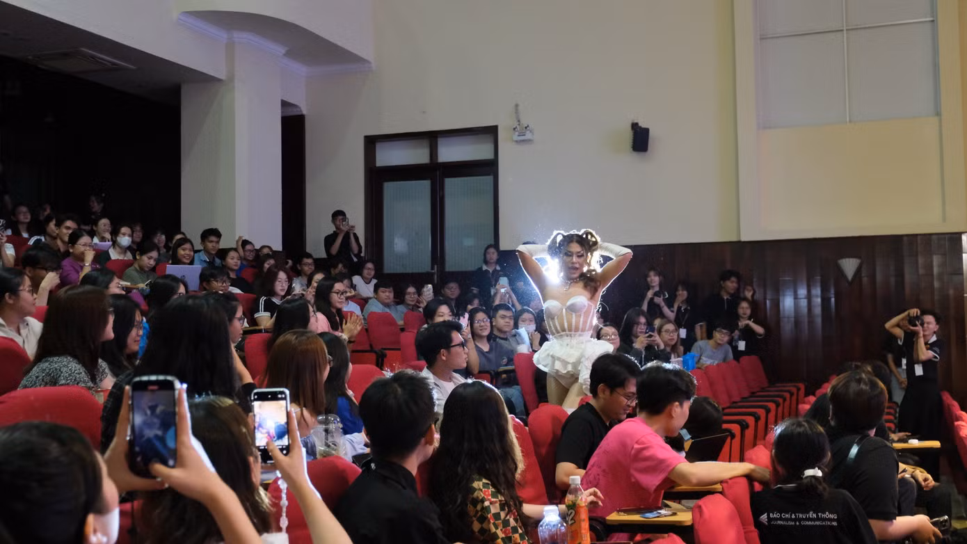 Venus Drag Team trình diễn với thông điệp “Từ trong định kiến, tôi vươn lên, chấp nhận những thiếu sót của bản thân, tin tưởng và sống với những gì mình thích”.