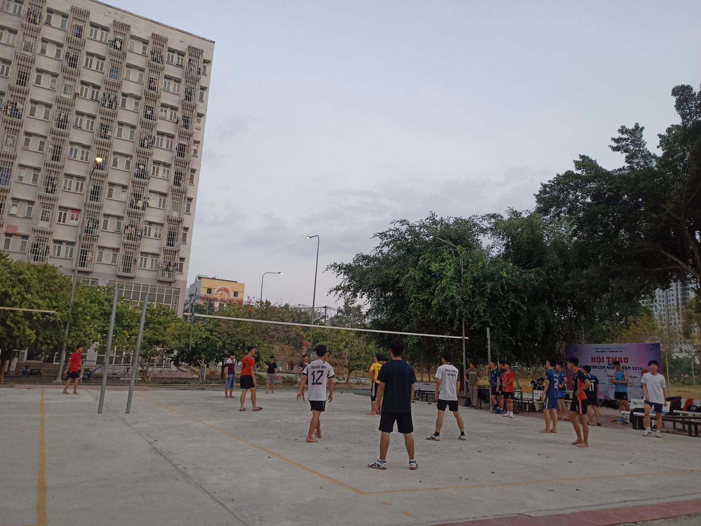 Buổi chiều muộn, khi nắng dịu dần, sinh viên mới “dám” ra ngoài vận động, luyện tập thể thao.