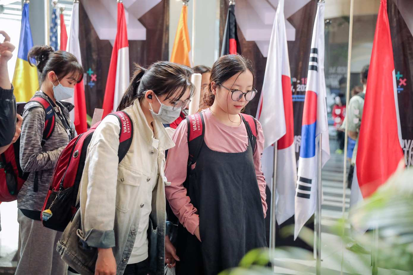 Các bạn sinh viên tham quan tại triển lãm. Các bạn sinh viên tham quan tại triển lãm.