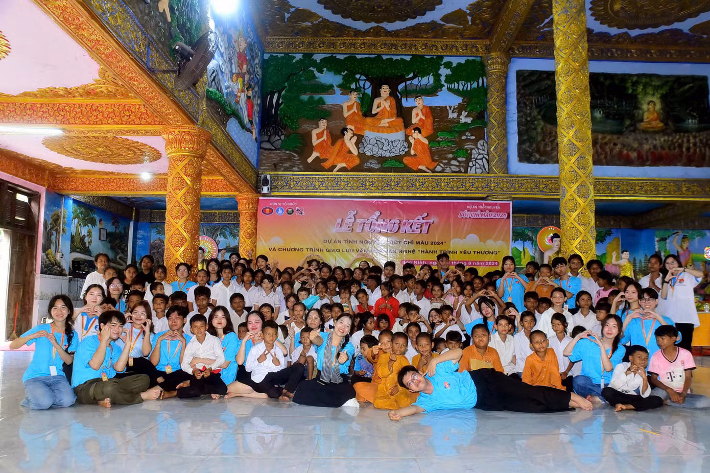Hoạt động thu hút hơn 30 tình nguyện viên tham gia, thể hiện tinh thần vì cộng đồng của các bạn trẻ. (Ảnh: LCH SV khoa Văn hóa học)