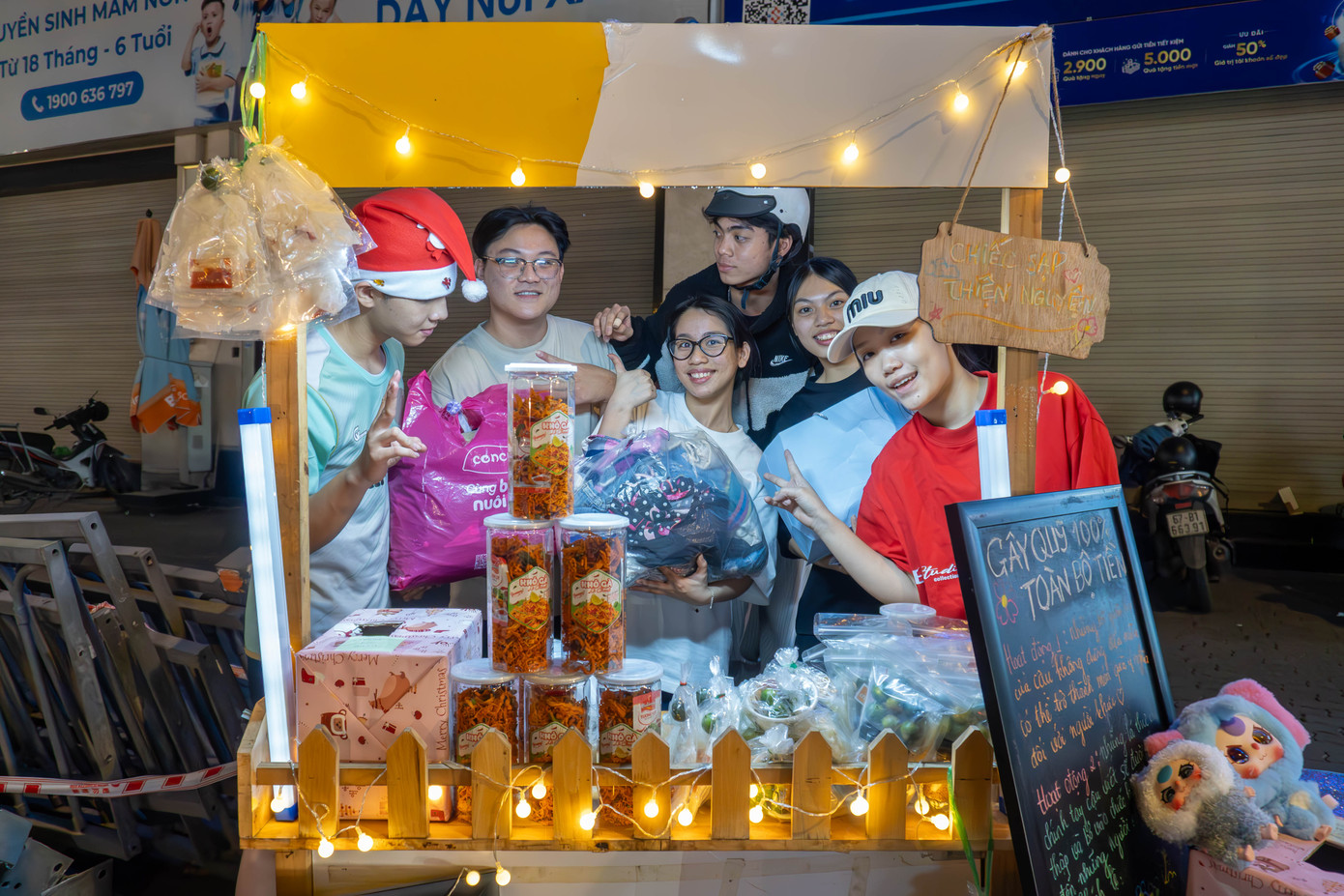 Gian hàng nhỏ gây quỹ chứa đầy yêu thương của các thành viên nhóm dự án. (Ảnh: Xuân Tiên)