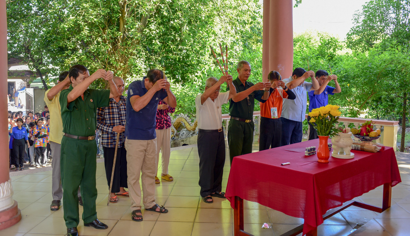 Các cựu chiến binh và sinh viên tình nguyện dâng hương, tưởng niệm các Anh hùng Liệt sĩ.