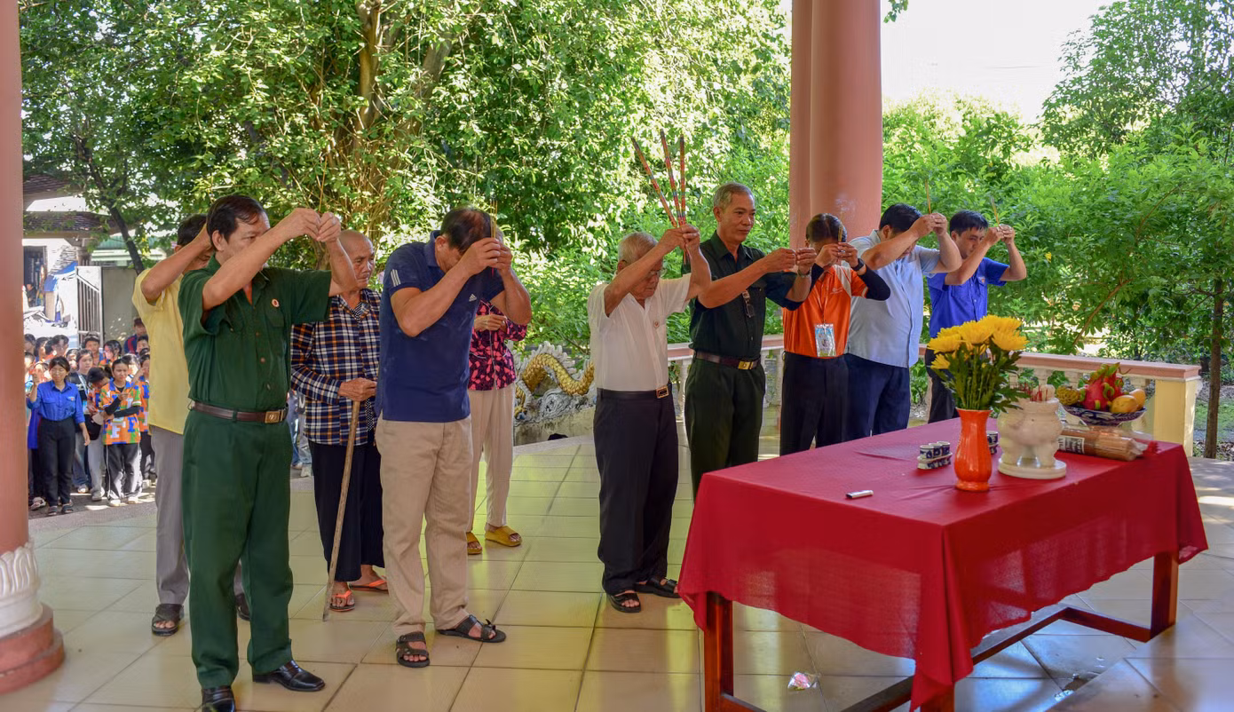 Các cựu chiến binh và sinh viên tình nguyện dâng hương, tưởng niệm các Anh hùng Liệt sĩ.