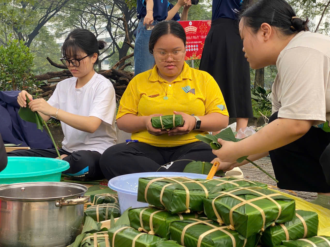 Các bạn sinh viên cùng trổ tài gói bánh chưng tại Ngày hội.