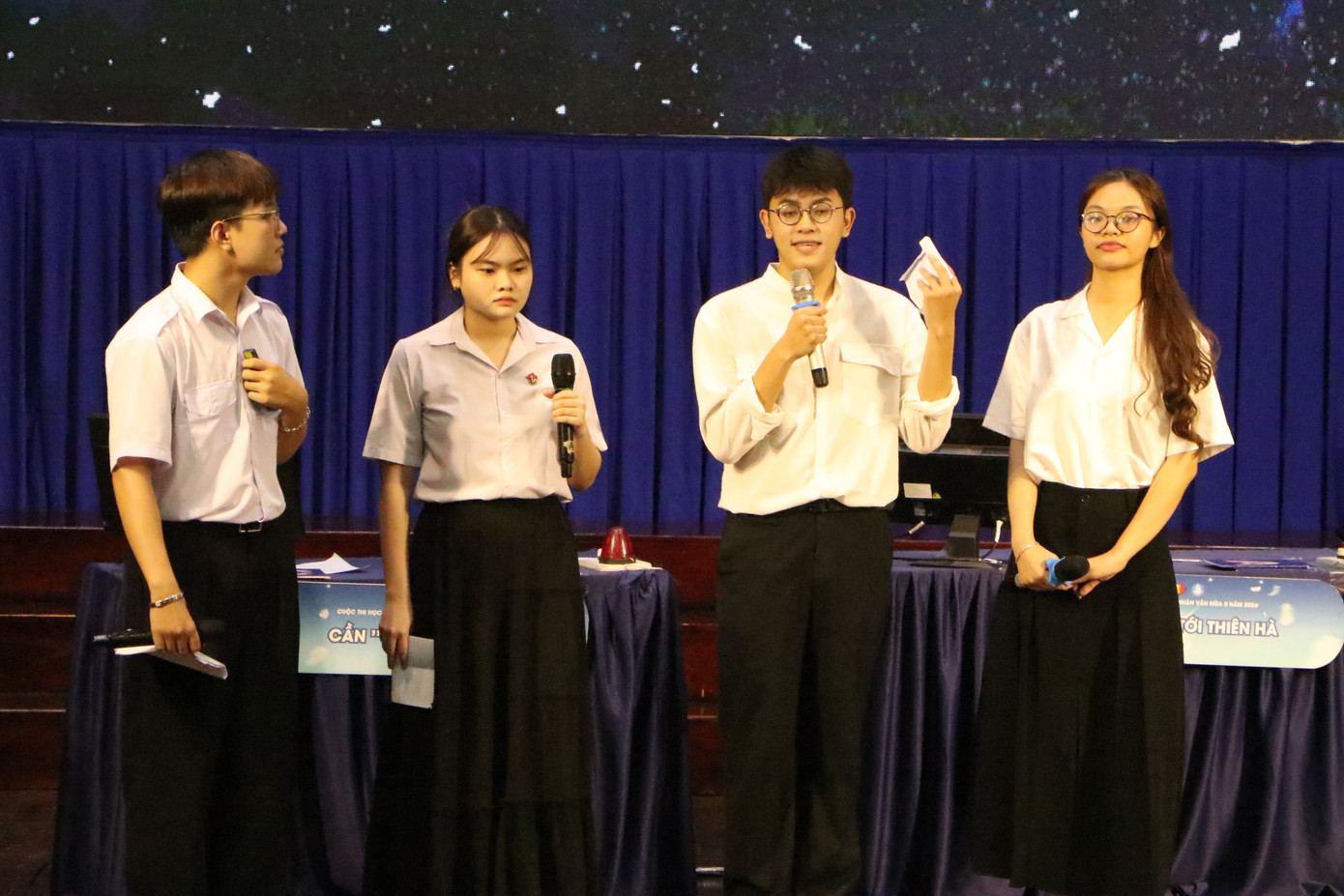 Đội “Cần “Giờ” thư giãn” trình bày đề tài nghiên cứu khoa học tại vòng 4 với chủ đề “Phát huy khối ngành Khoa học Xã hội và Nhân văn trong phục vụ cộng đồng”.