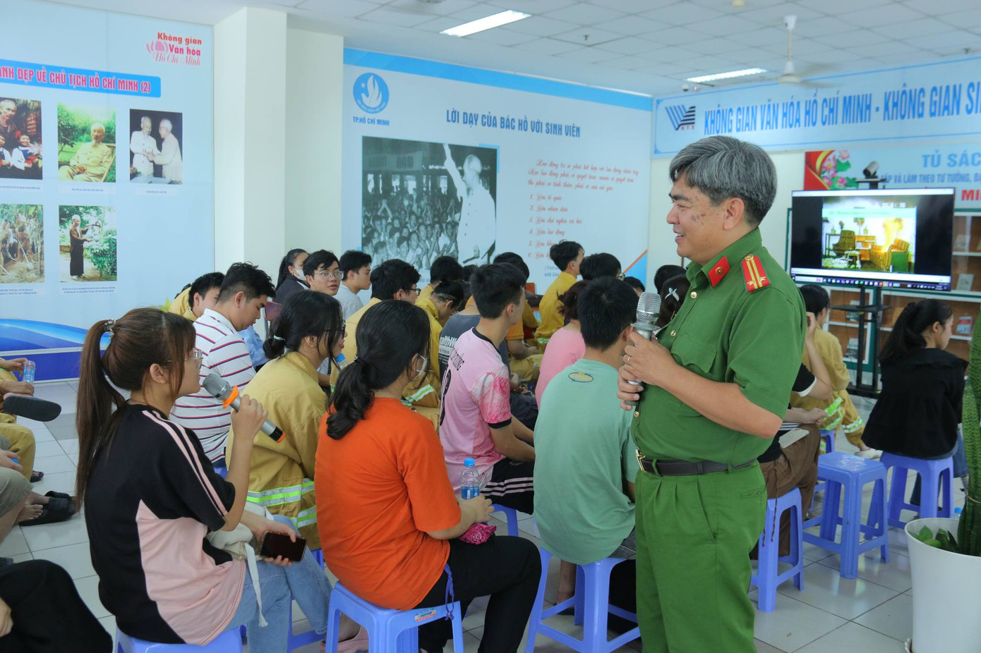 Các bạn sinh viên được nghe những kiến thức về PCCC.