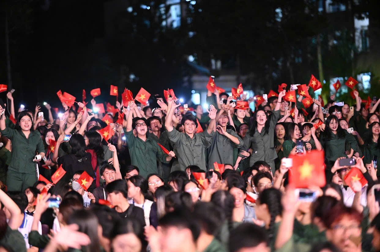 Các bạn sinh viên hòa cùng khúc ca Vì nhân dân quên mình.