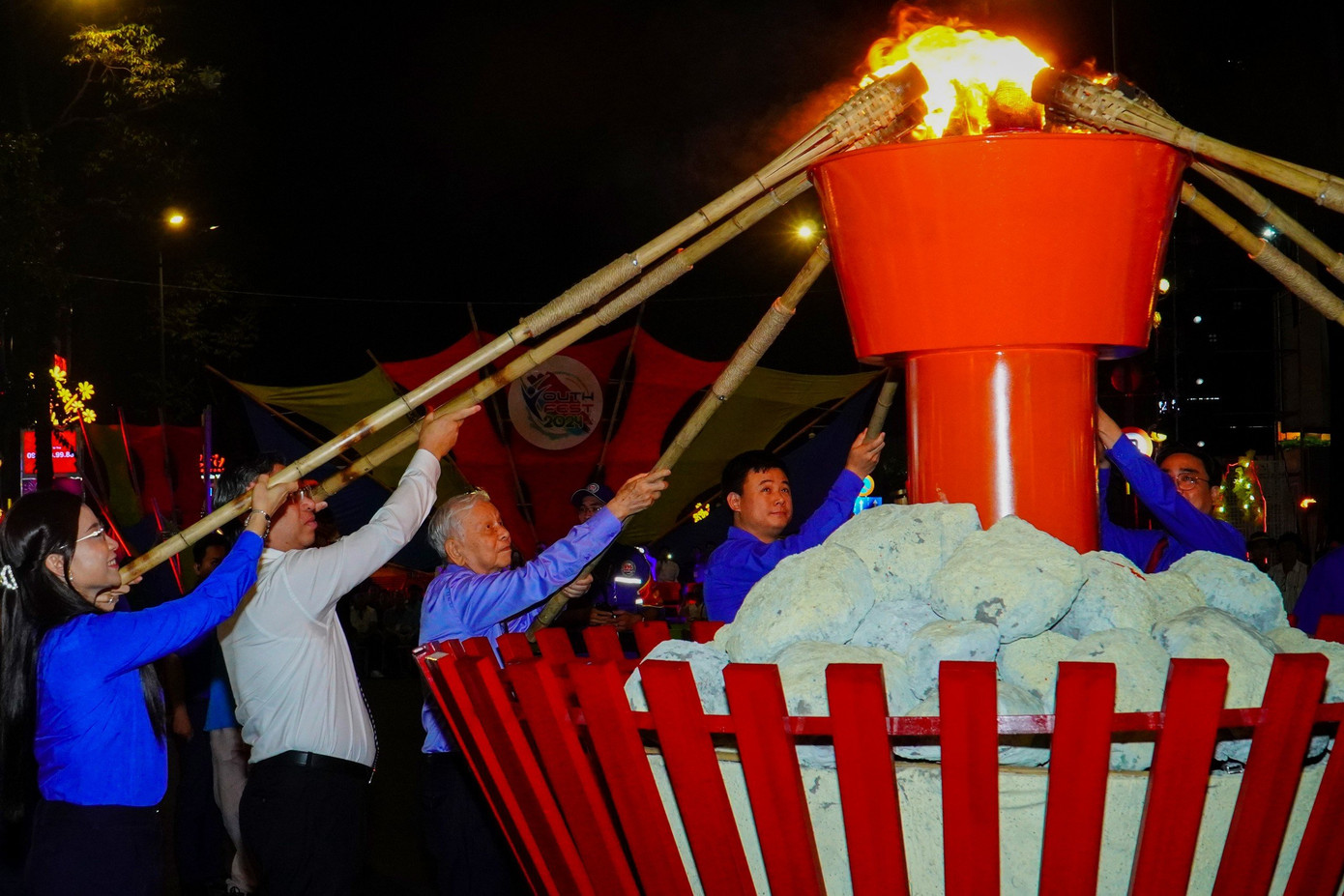 Các đại biểu thực hiện nghi thức khai mạc Lễ hội Thanh niên 2024. Các đại biểu thực hiện nghi thức khai mạc Lễ hội Thanh niên 2024.