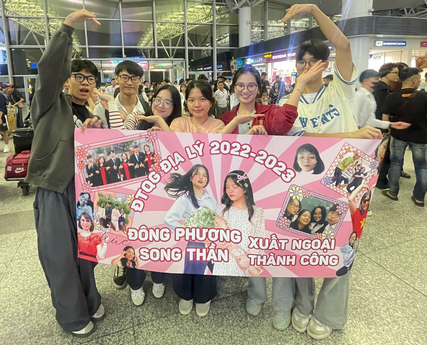 Ngô Thị Hiền (ở giữa) chụp ảnh cùng các bạn tại sân bay trước khi đi du học. (Ảnh: NVCC) Ngô Thị Hiền (ở giữa) chụp ảnh cùng các bạn tại sân bay trước khi đi du học. (Ảnh: NVCC)