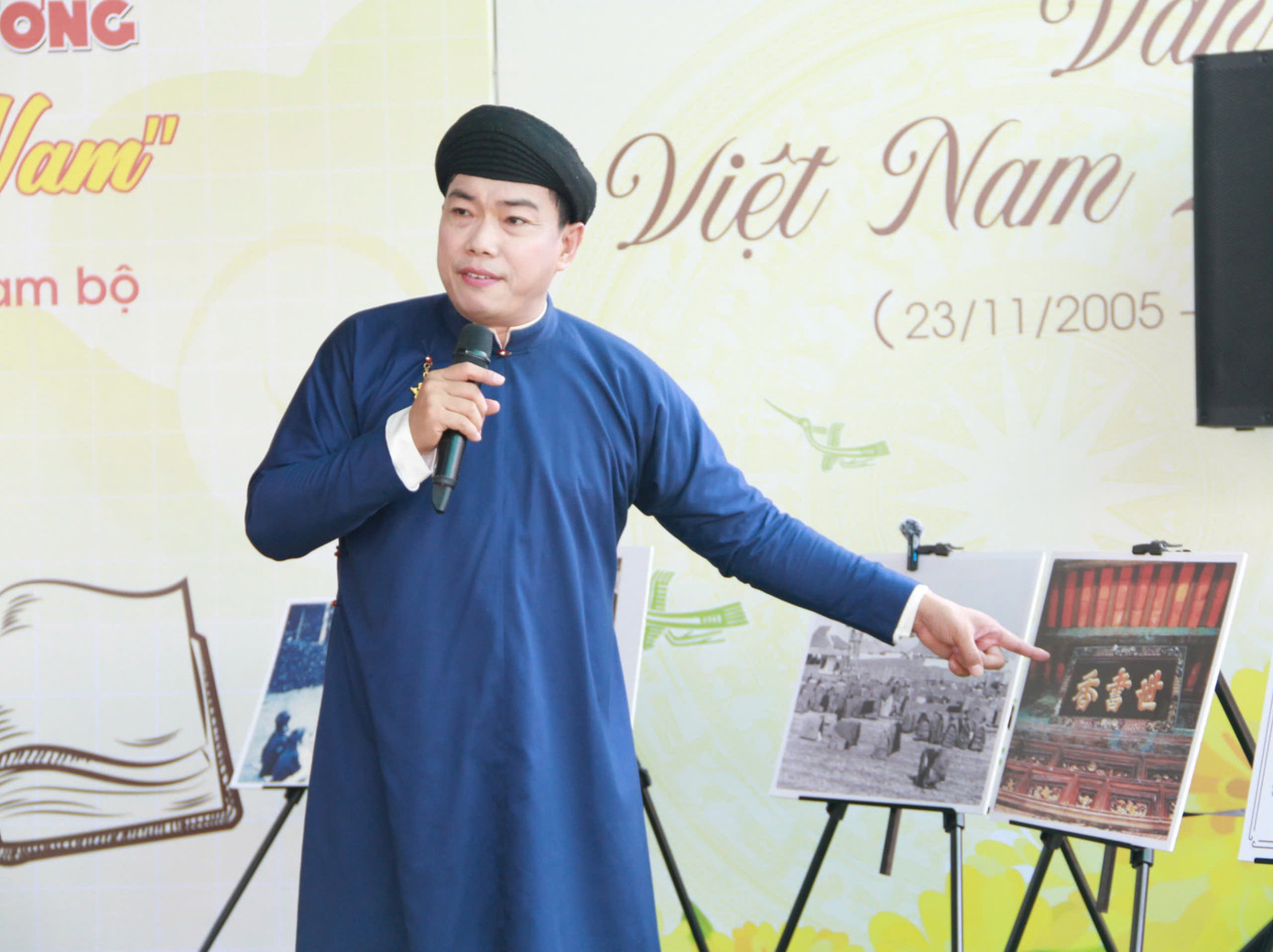 ThS Hồ Nhựt Quang giới thiệu khán giả về hình ảnh giáo dục xưa của Việt Nam. (Ảnh: Đế Cơ)