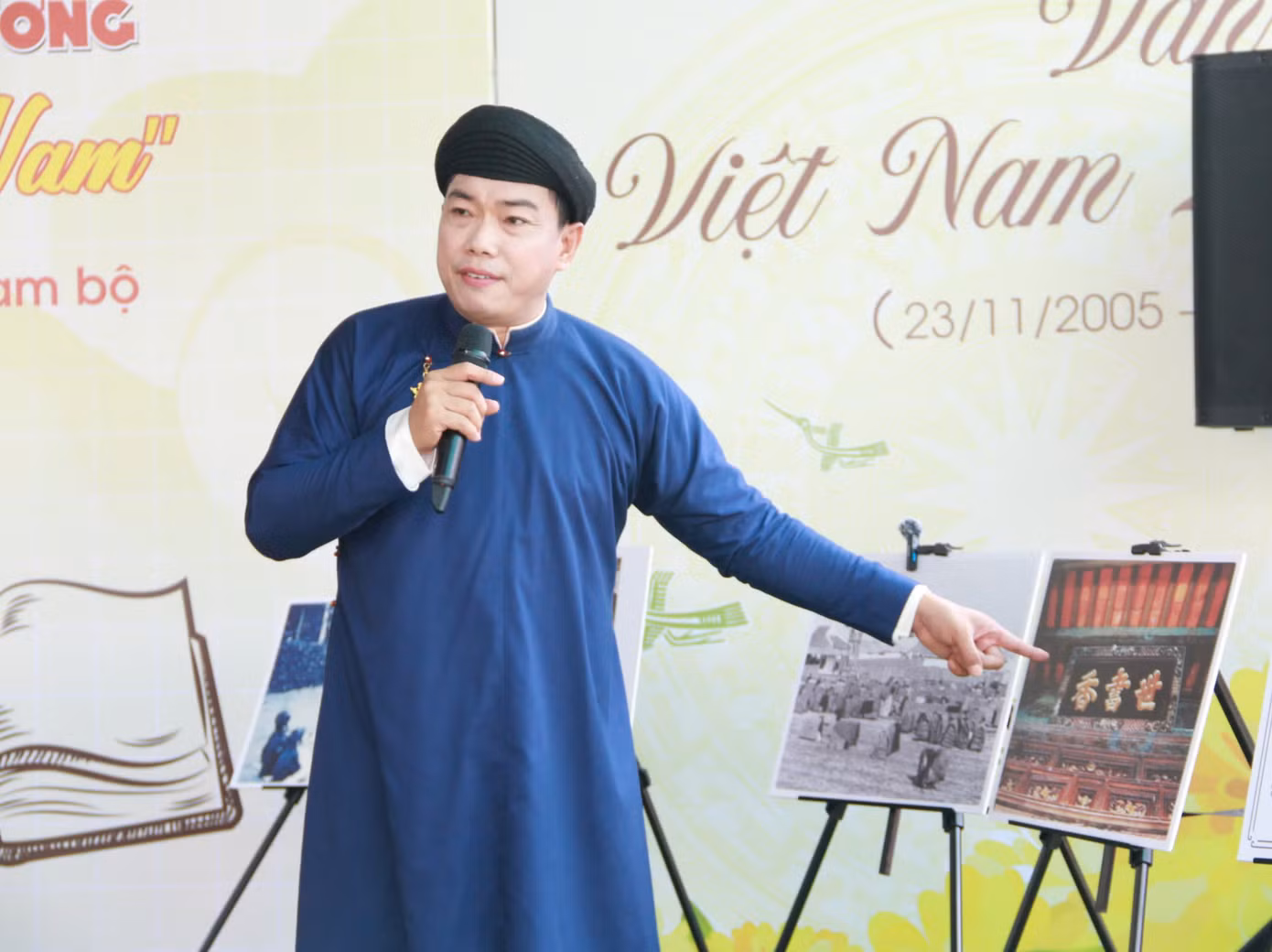 ThS Hồ Nhựt Quang giới thiệu khán giả về hình ảnh giáo dục xưa của Việt Nam. (Ảnh: Đế Cơ)