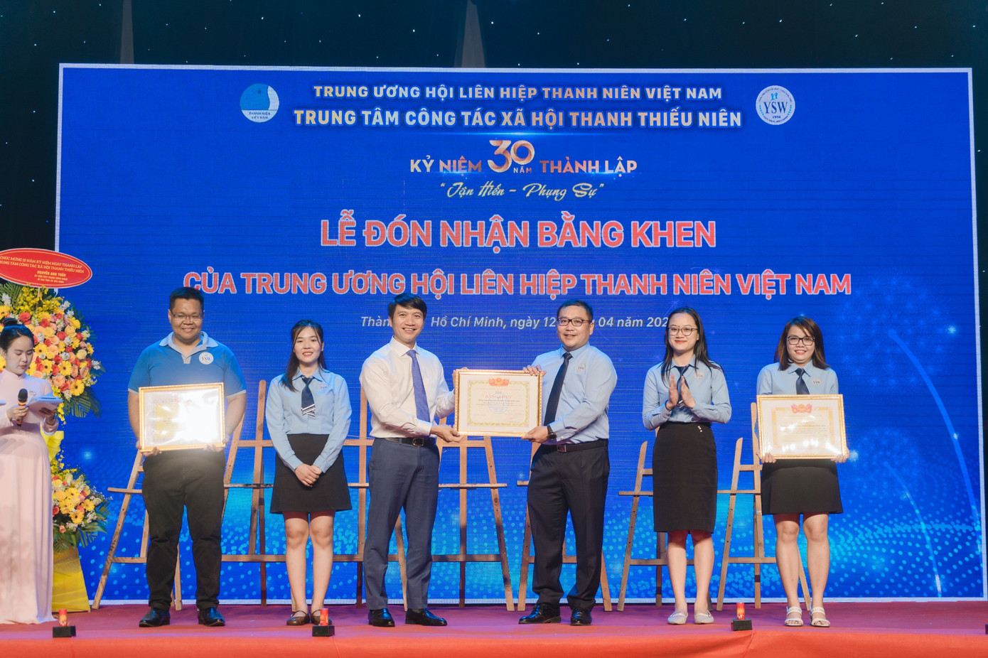 Dịp này Trung tâm CTXH Thanh thiếu niên nhận bằng khen của nhiều đơn vị, tổ chức. Dịp này Trung tâm CTXH Thanh thiếu niên nhận bằng khen của nhiều đơn vị, tổ chức.