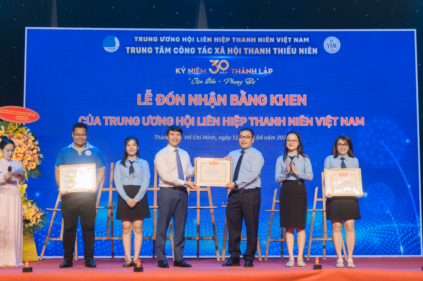 Dịp này Trung tâm CTXH Thanh thiếu niên nhận bằng khen của nhiều đơn vị, tổ chức.