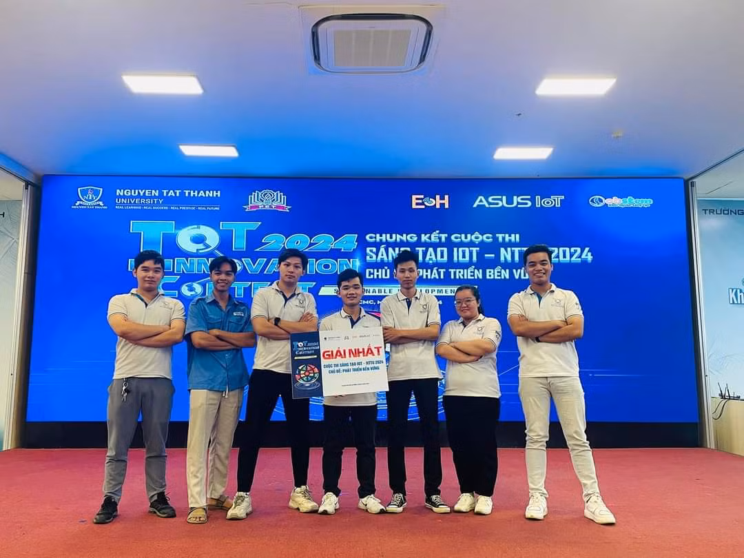 Đội CKC (trường CĐ Kỹ thuật Cao Thắng) giành giải Nhất cuộc thi.