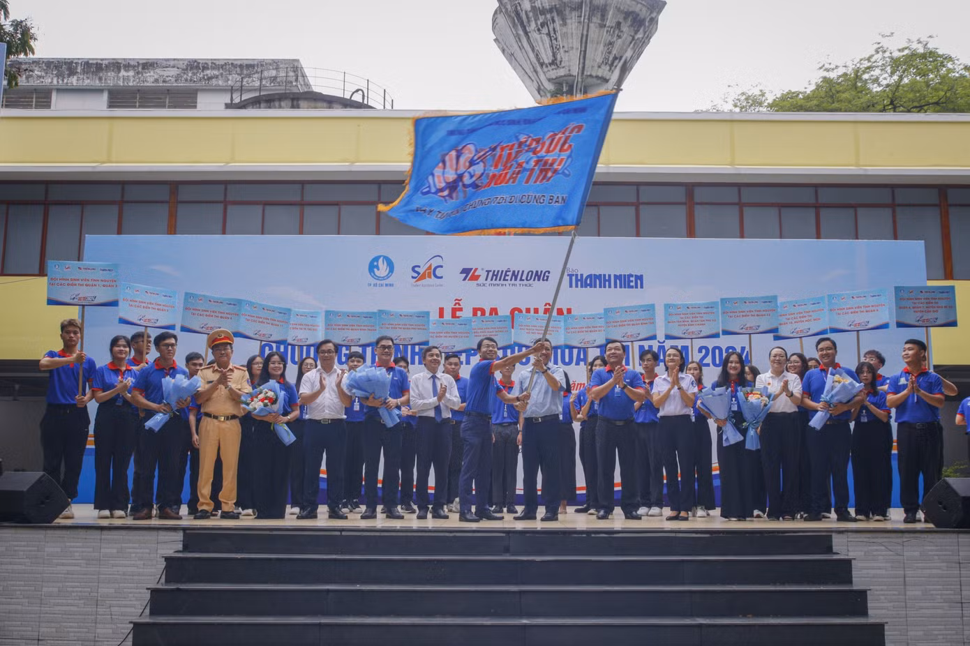 Chương trình 'Tiếp sức mùa thi' năm nay có sự tham gia của hàng chục nghìn tình nguyện viên hỗ trợ thí sinh và người nhà xuyên suốt Kỳ thi Tốt nghiệp THPT năm 2024 sắp tới. Trong ảnh, lãnh đạo TP. HCM trao hoa và Cờ lệnh cho Ban Chỉ huy và tuyên bố xuất quân chương trình 'Tiếp sức mùa thi' năm 2024.