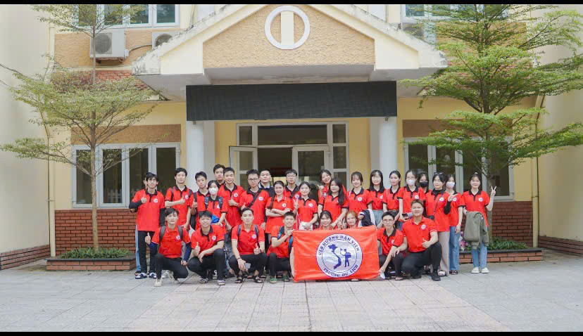 Chính nhờ những nỗ lực và tư duy cầu tiến, Kim Chi đã trở thành thành viên của CLB Hướng dẫn viên Du lịch khi còn là sinh viên năm nhất, đặt những viên gạch đầu tiên trên con đường hiện thực hóa ước mơ. Chính nhờ những nỗ lực và tư duy cầu tiến, Kim Chi đã trở thành thành viên của CLB Hướng dẫn viên Du lịch khi còn là sinh viên năm nhất, đặt những viên gạch đầu tiên trên con đường hiện thực hóa ước mơ.