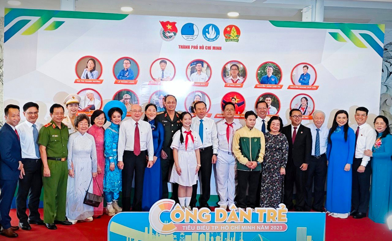14 'Công dân trẻ tiêu biểu TP. HCM' năm 2023 cùng chụp hình lưu niệm. (Ảnh: TLTĐ)