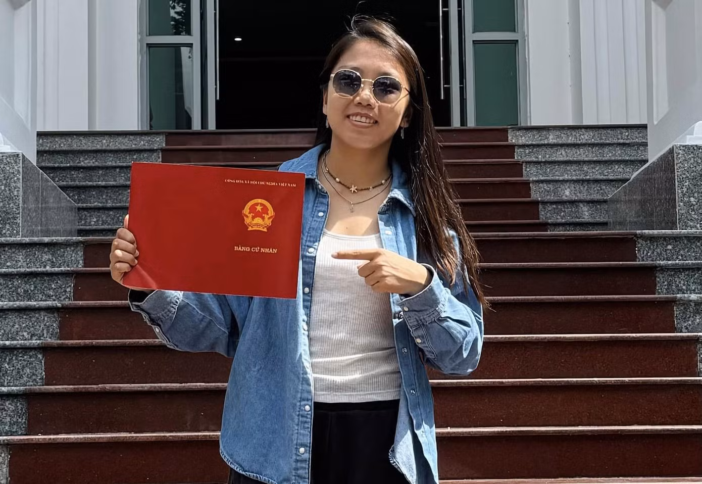 Huỳnh Như hoàn thành chặng đường cử nhân của mình.