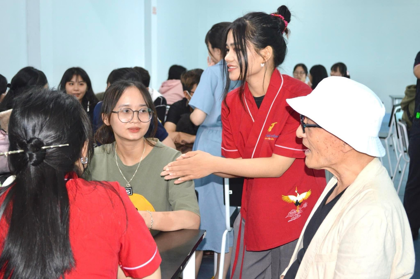 Nữ thường xuyên tham gia giao lưu, hỗ trợ các bạn gặp khó khăn trong việc giao tiếp tiếng Nhật.