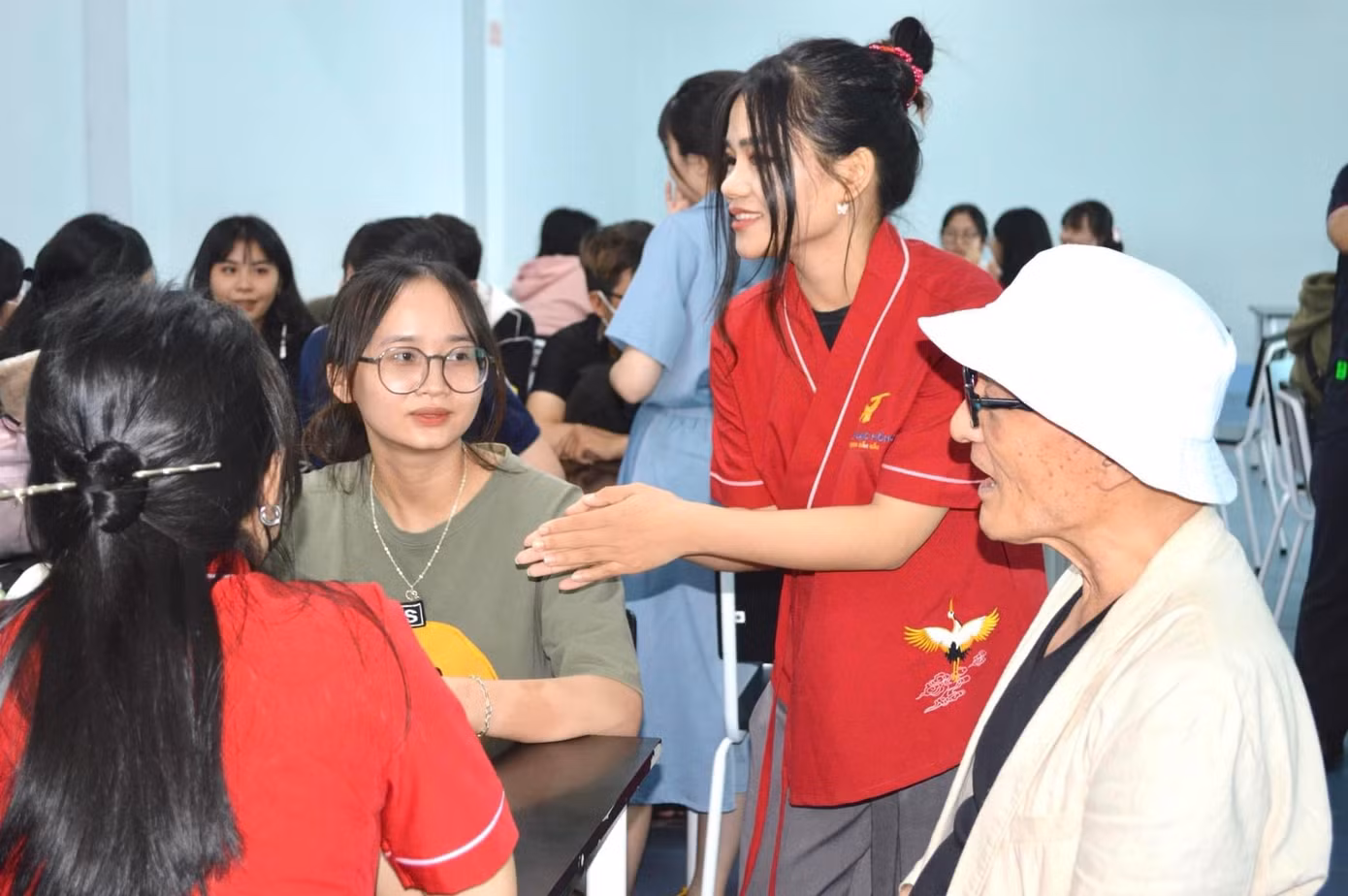 Nữ thường xuyên tham gia giao lưu, hỗ trợ các bạn gặp khó khăn trong việc giao tiếp tiếng Nhật.