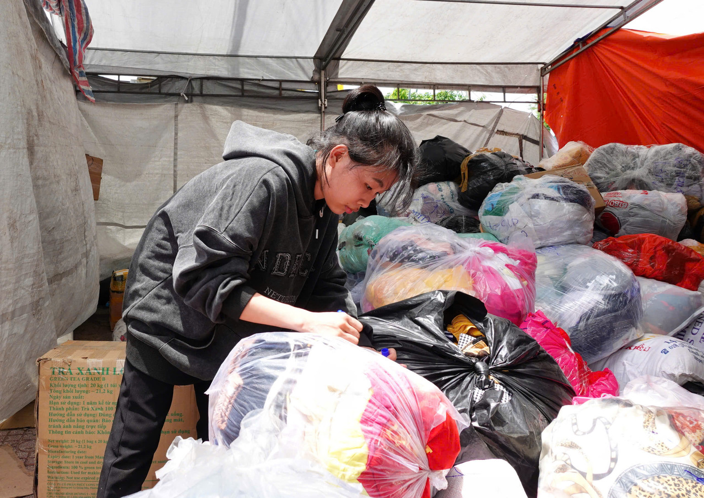Các tình nguyện viên sẽ phân loại chăn, áo ấm, quần áo người lớn và quần áo trẻ em thành từng bao trước khi gửi đi. Các tình nguyện viên sẽ phân loại chăn, áo ấm, quần áo người lớn và quần áo trẻ em thành từng bao trước khi gửi đi.