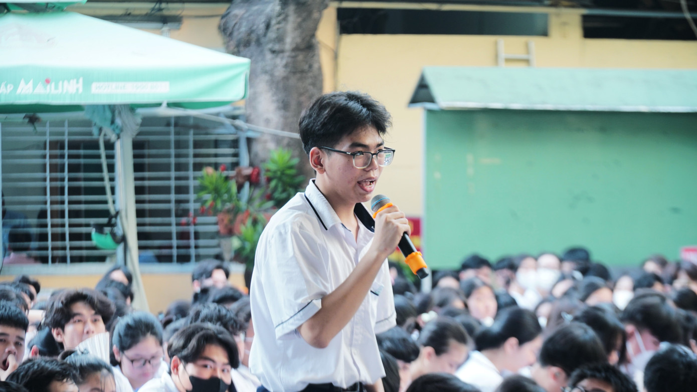 Một bạn học sinh chia sẻ về câu chuyện áp lực trong học tập của mình. (Ảnh: Vương Tín) Một bạn học sinh chia sẻ về câu chuyện áp lực trong học tập của mình. (Ảnh: Vương Tín)