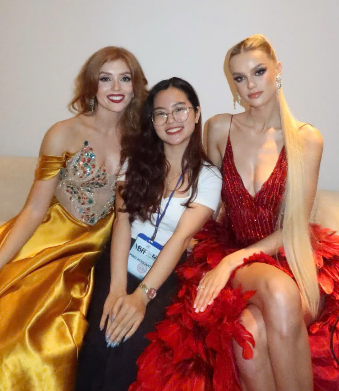 Trà Lam chụp ảnh cùng Miss World 2024 Krystyna Pyszková (phải) và Miss World Europe 2023 Jessica Gagen (trái). (Ảnh: NVCC)