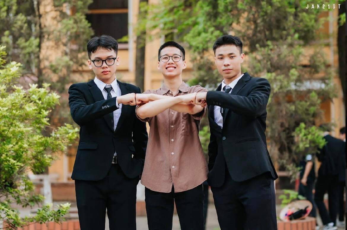 Sĩ Tiến (ở giữa) chụp ảnh kỉ yếu cùng các bạn.