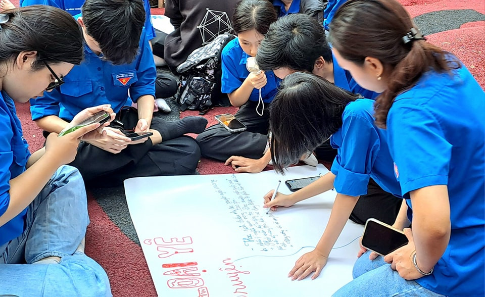 “Mình thích thể loại sách văn học và trinh thám, nhưng nhân dịp hội sách có nhiều giá ưu đãi tốt, mình đã mua rất nhiều loại sách khác, cả đồ dùng học tập nữa, vì không phải lúc nào cũng cơ hội mua nhiều như thế. Mình rất mong có thể phát huy văn hóa đọc đến mọi tầng lớp, đặc biệt là giới trẻ, vì mình cảm thấy trong xã hội hiện đại mà công nghệ đang lên ngôi như hiện nay, rất cần những hoạt động khuyến đọc để lan tỏa ý nghĩa việc đọc sách, giúp mở rộng cộng đồng những người yêu sách”, Trần Thị Lan Phương (28 tuổi) bày tỏ.