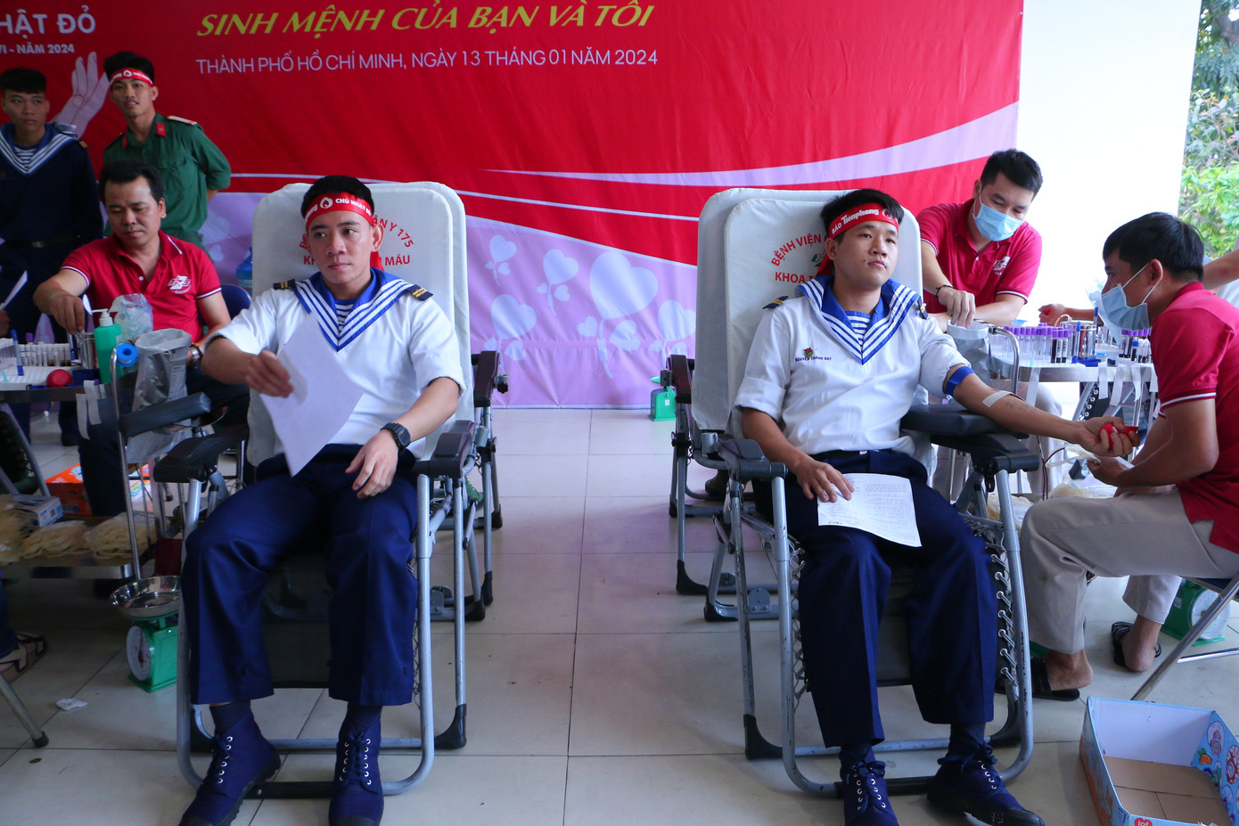 Nằm trong chuỗi các hoạt động kỷ niệm 45 năm ngày truyền thống của trường CĐ Kỹ thuật Hải quân (12/2/1979 - 12/2/2024). Đông đảo cán bộ, học viên trường đã hưởng ứng tích cực Ngày hội hiến máu &apos;Chủ nhật Đỏ&apos;. Chương trình đã tiếp nhận 250 đơn vị máu.