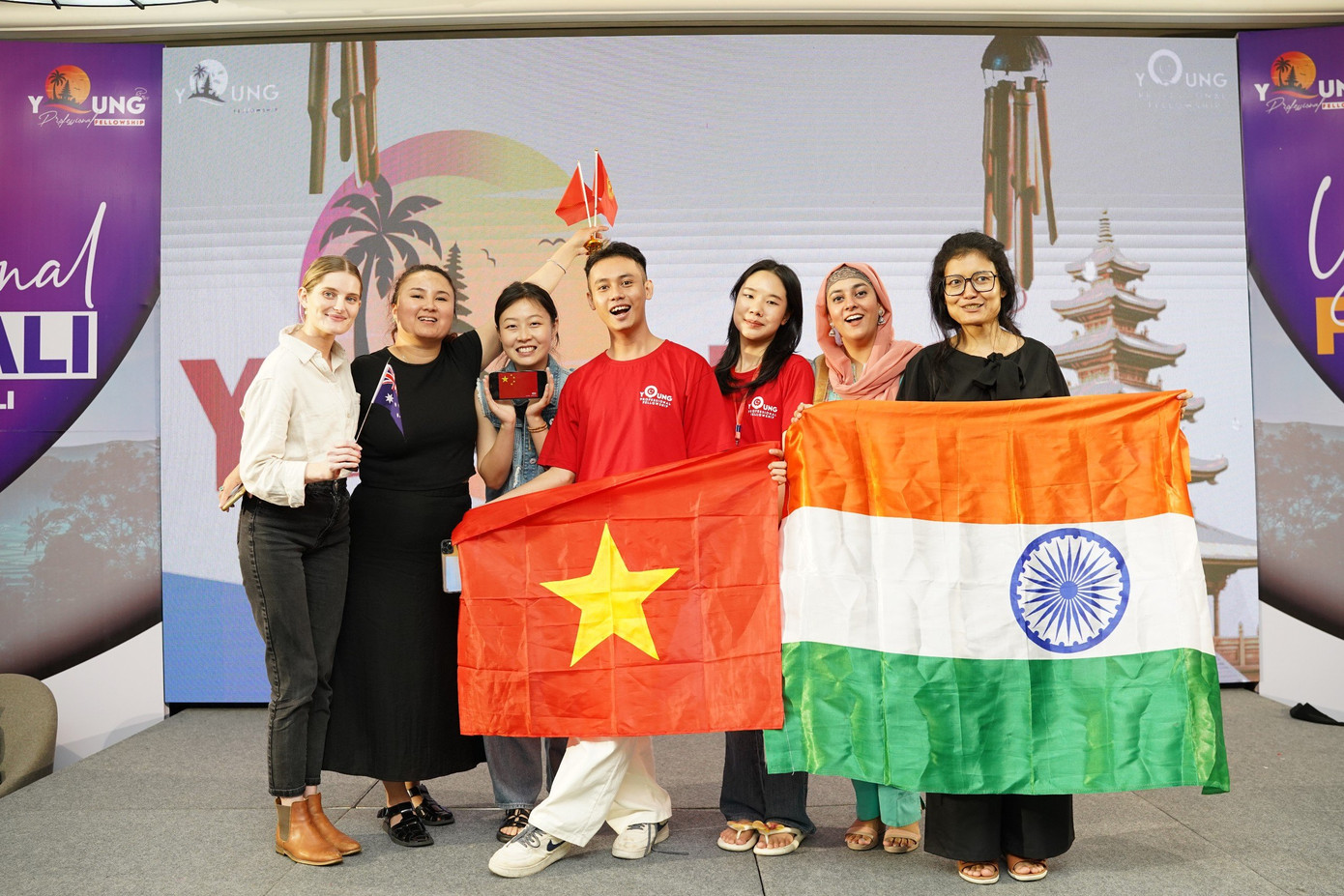 Tấn Điền (giữa) cùng những người bạn quốc tế tại chương trình. (Ảnh: NVCC) Tấn Điền (giữa) cùng những người bạn quốc tế tại chương trình. (Ảnh: NVCC)