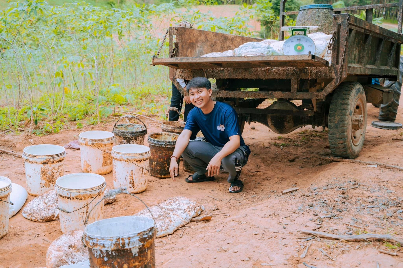 Trí Thanh đi lấy mủ cao su cùng các bạn nhỏ. (Ảnh: NVCC) Trí Thanh đi lấy mủ cao su cùng các bạn nhỏ. (Ảnh: NVCC)