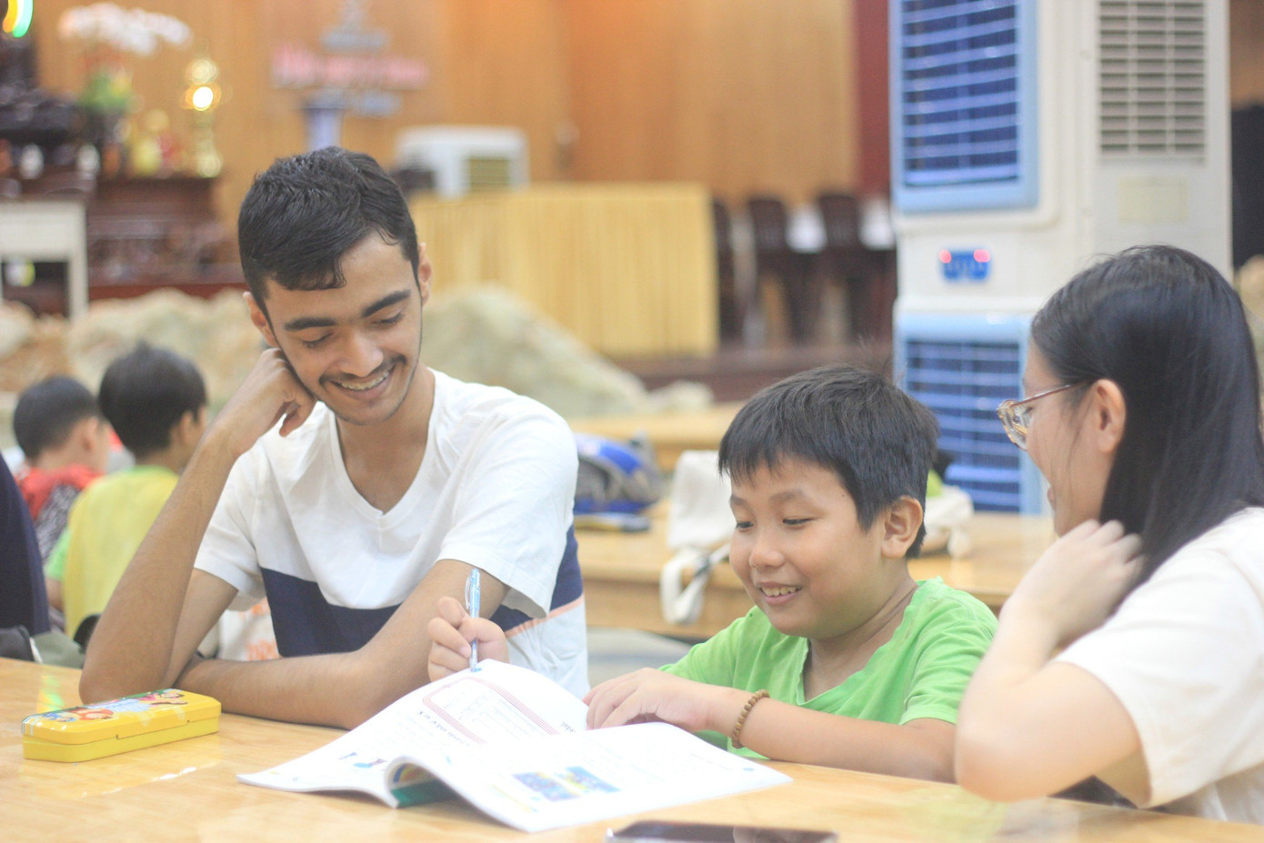 Lớp học luôn rộn ràng tiếng cười giữa thầy cô sinh viên và các em học sinh.