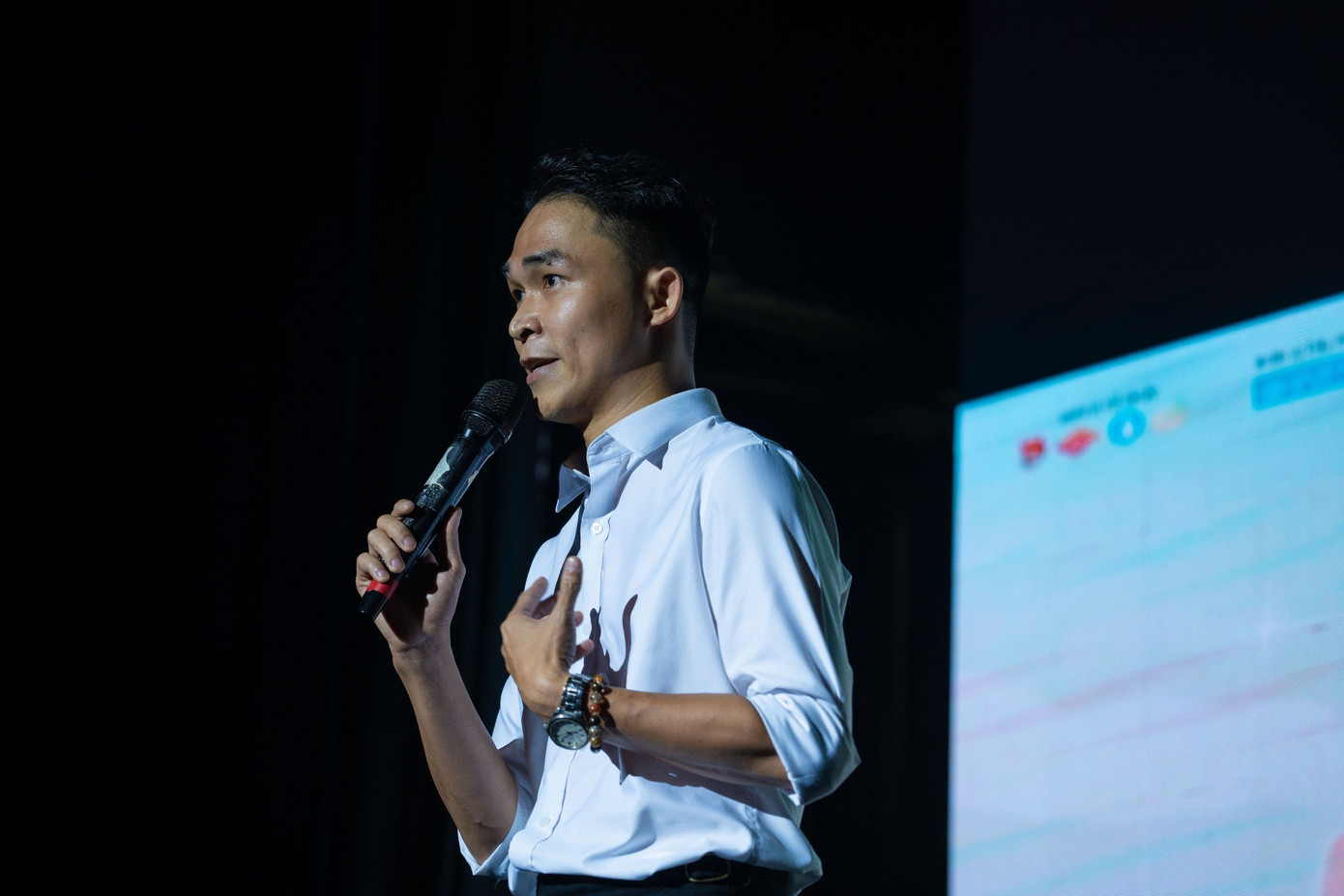 MC La Chí Hùng phát biểu truyền cảm hứng về hành trình trưởng thành từ Làng trẻ em SOS (Q. Gò Vấp). MC La Chí Hùng phát biểu truyền cảm hứng về hành trình trưởng thành từ Làng trẻ em SOS (Q. Gò Vấp).