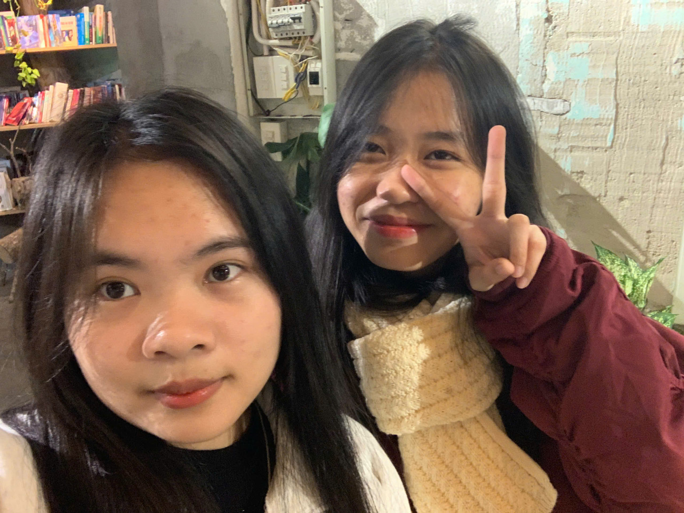 Hoài Thu cùng người bạn học Lê Thị Cẩm Lai. Hoài Thu cùng người bạn học Lê Thị Cẩm Lai.