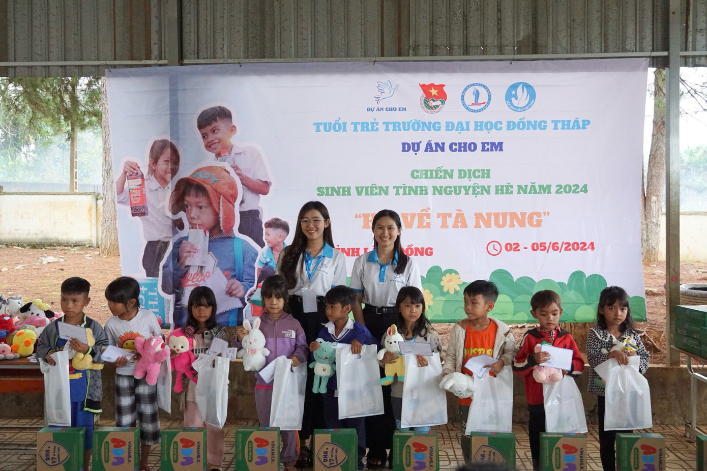 Các bạn tình nguyện viên của dự án trao những phần quà cho các em học sinh tại trường tiểu học Tà Nung (xã Tà Nung, TP. Đà Lạt, tỉnh Lâm Đồng). Các bạn tình nguyện viên của dự án trao những phần quà cho các em học sinh tại trường tiểu học Tà Nung (xã Tà Nung, TP. Đà Lạt, tỉnh Lâm Đồng).