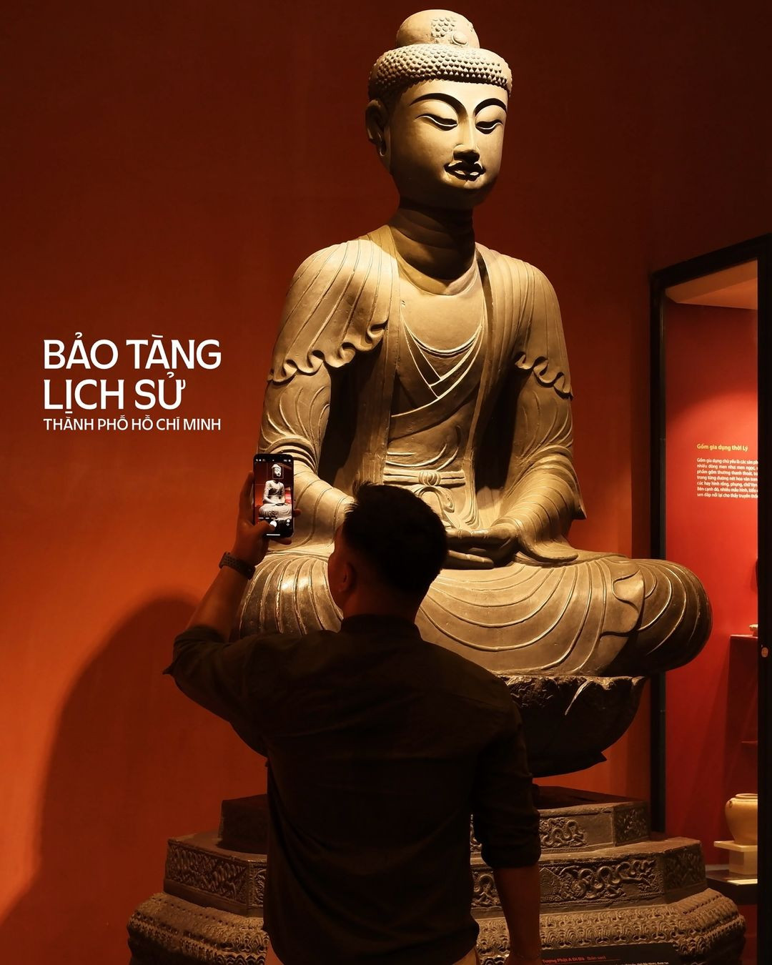 Góc chụp hình ấn tượng cùng cổ vật tại bảo tàng.