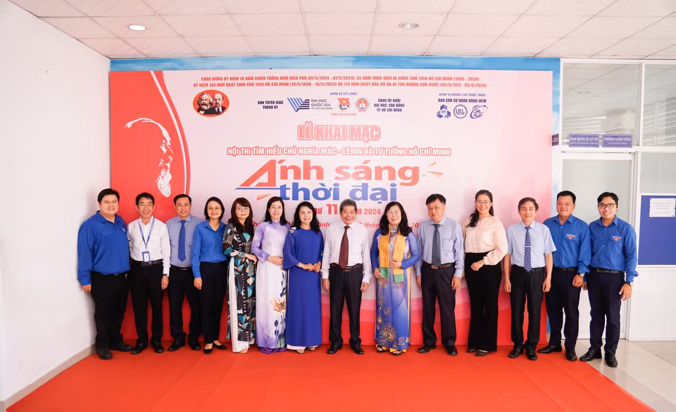 Ban Giám khảo và Ban Tổ chức Hội thi tìm hiểu chủ nghĩa Mác Lênin và tư tưởng Hồ Chí Minh 'Ánh sáng thời đại'. (Ảnh: TLTĐ)