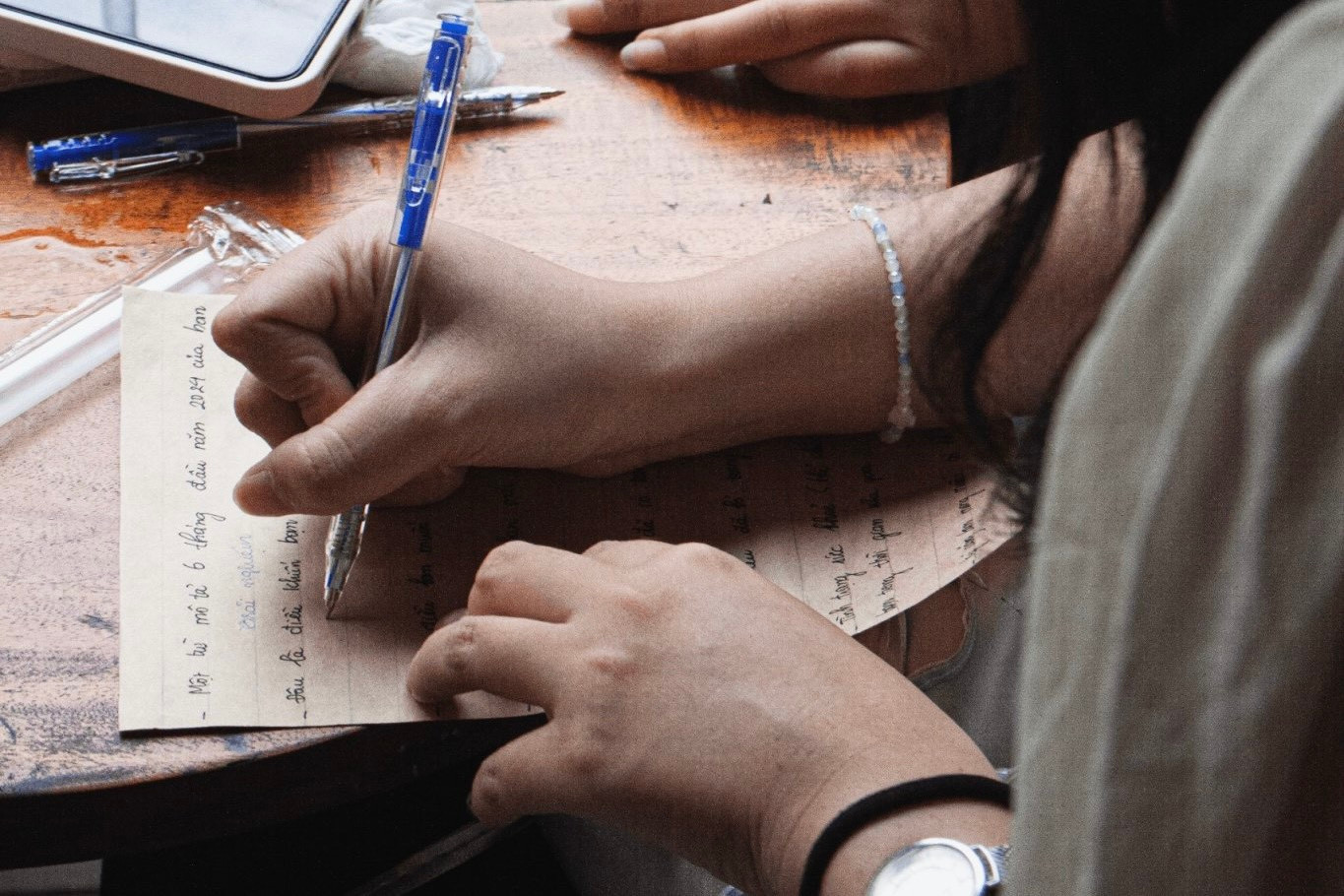 Các bạn trẻ viết ra những suy ngẫm về bản thân. (Ảnh: NCC) Các bạn trẻ viết ra những suy ngẫm về bản thân. (Ảnh: NCC)