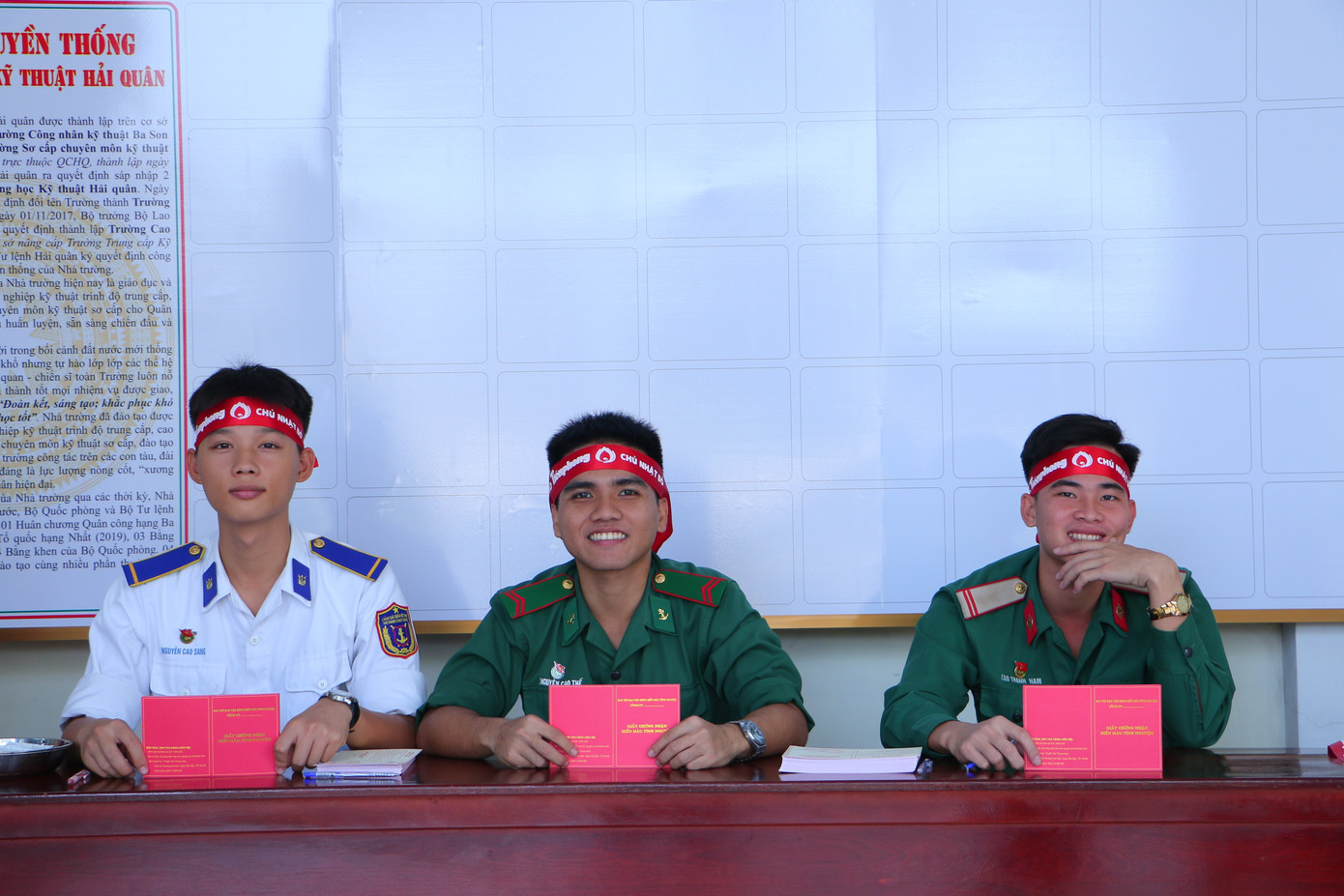 Các bạn học viên sẵn sàng hỗ trợ Ngày hội hiến máu 'Chủ nhật Đỏ'. Các bạn học viên sẵn sàng hỗ trợ Ngày hội hiến máu 'Chủ nhật Đỏ'.