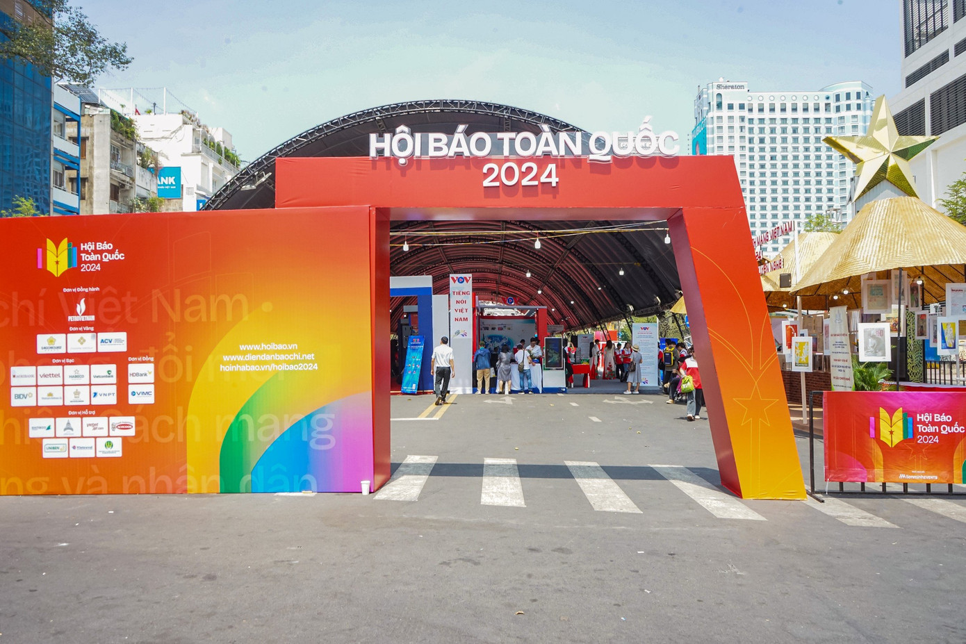 Ngày 15/3, tại TP. HCM, Hội Báo toàn quốc năm 2024 đã khai mạc với chủ đề "Báo chí Việt Nam - Tiên phong, Đổi mới vì Sự nghiệp cách mạng của Đảng và Nhân dân". Tuy chỉ mới mở cửa ngày đầu, thế nhưng Hội Báo toàn quốc năm nay đã đón rất đông người dân và du khách đến tham quan.