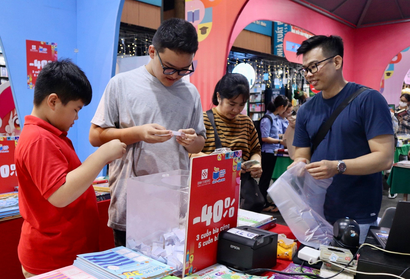 Bên cạnh việc mua sách, các bạn trẻ hào hứng tham gia hoạt động bốc thăm trúng thưởng.