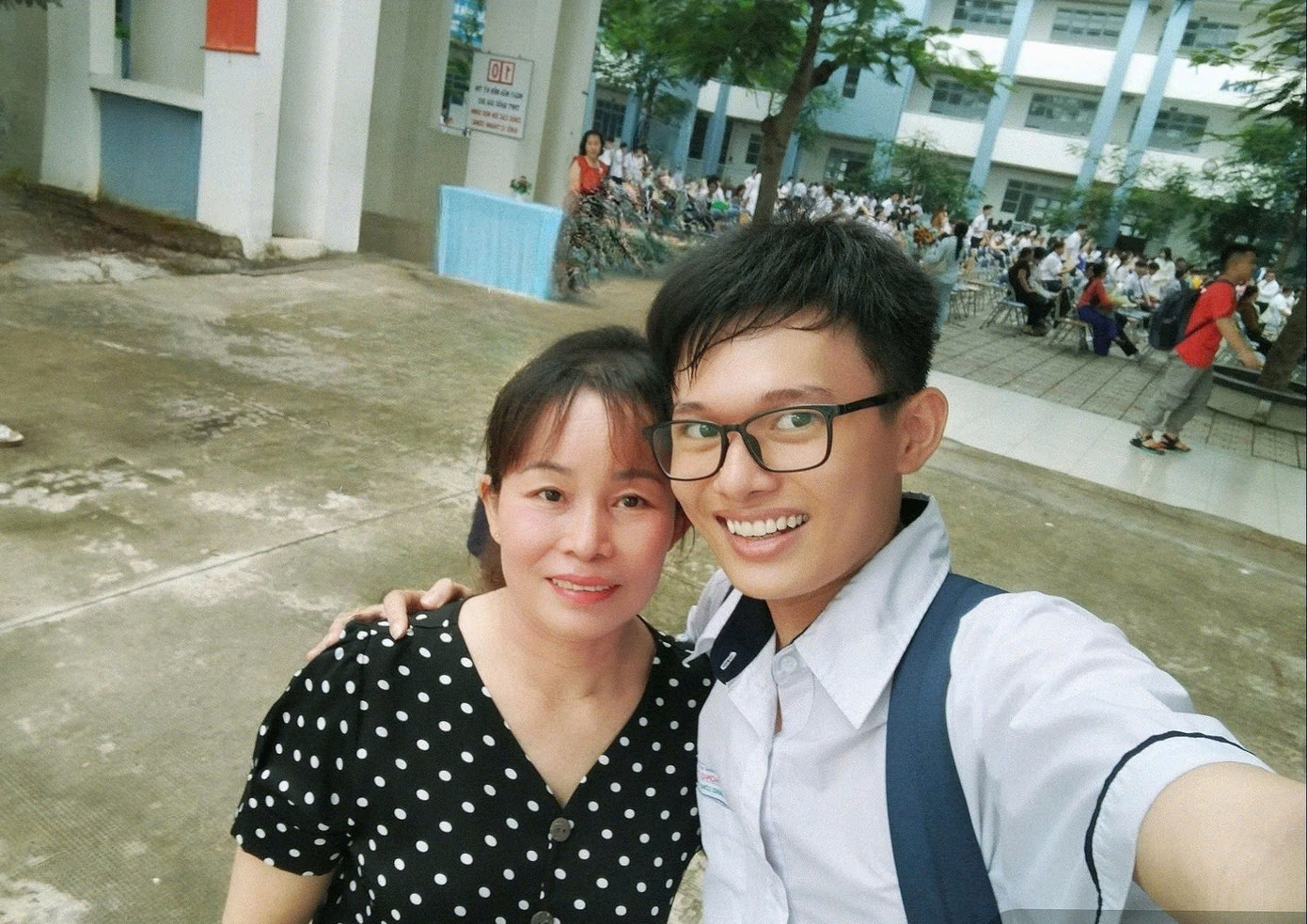 Long chụp ảnh với mẹ của mình. &quot;Thànhtích thủ khoa là món quà mình muốn gửi tới mẹ&quot;, Long chia sẻ. Long cũng là một trong 90 sinh viên nhận được học bổng học bổng &apos;Nâng bước thủ khoa 2024&apos;, do báo Tiền Phong tổ chức.