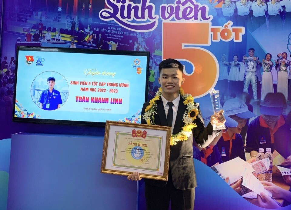 Trần Khánh Linh với 2 lần đạt danh hiệu &apos;Sinh viên 5 tốt&apos; cấp Trung ương. (Ảnh: NVCC)