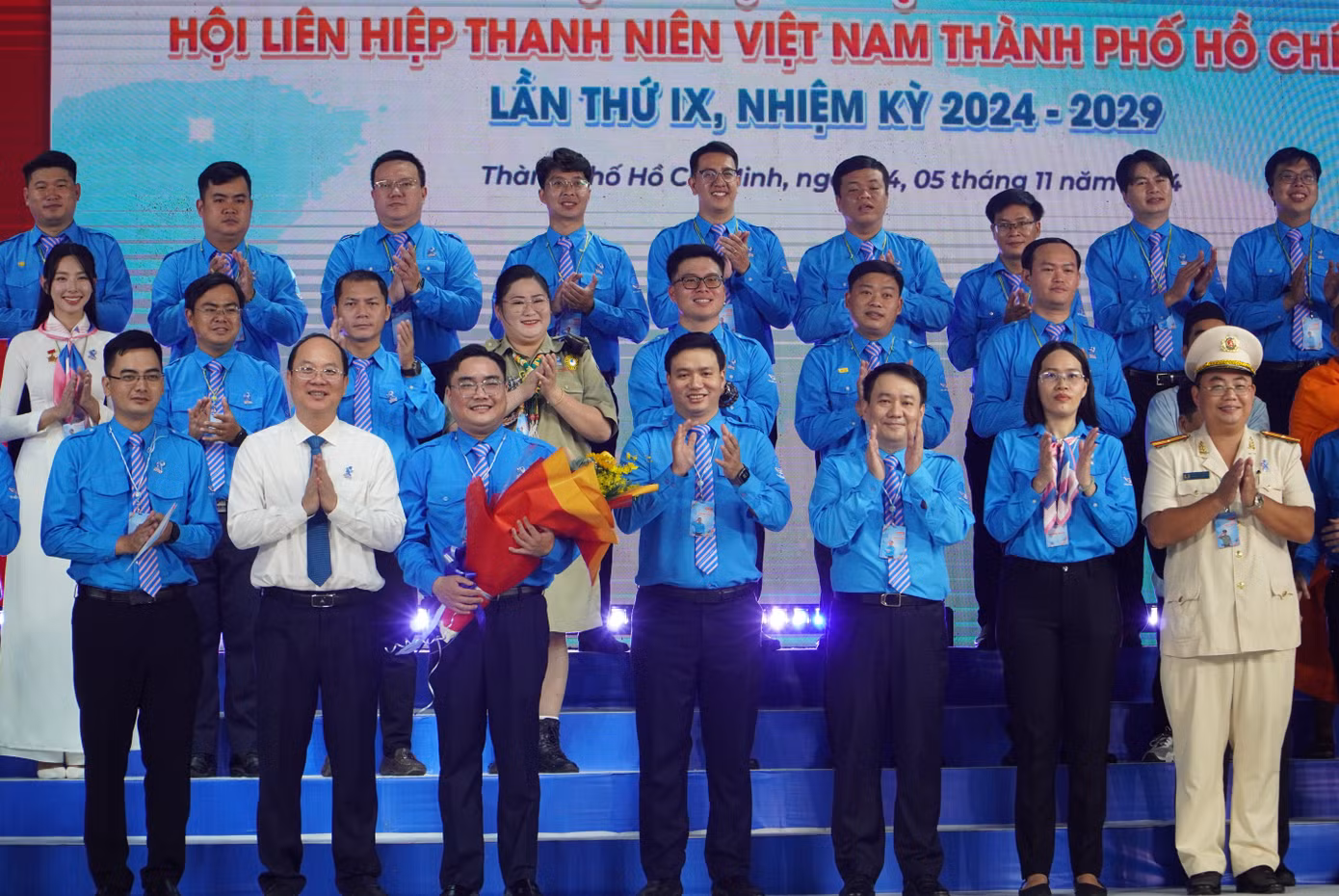 Ông Nguyễn Hồ Hải (thứ hai, từ trái sang) thay mặt cho lãnh đạo TP. HCM tặng hoa cho anh Ngô Minh Hải - Chủ tịch Hội LHTN TP. HCM, nhiệm kỳ 2024 – 2029.