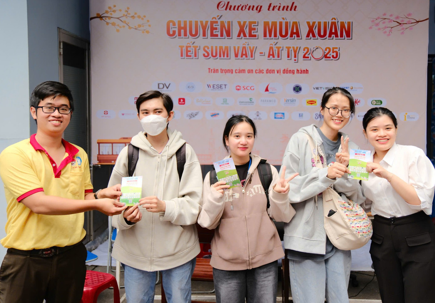 Đại diện Trung tâm Hỗ trợ học sinh, sinh viên trao vé xe về Tết cho sinh viên.