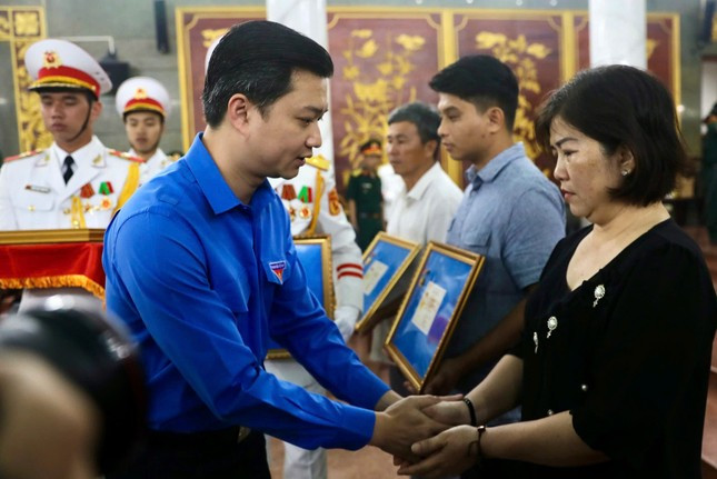 Anh Nguyễn Minh Triết - Bí thư T.Ư Đoàn, Chủ tịch T.Ư Hội Sinh viên Việt Nam trao Huy hiệu Tuổi trẻ dũng cảm đến thân nhân các liệt sĩ. (Ảnh: Duy Anh) Anh Nguyễn Minh Triết - Bí thư T.Ư Đoàn, Chủ tịch T.Ư Hội Sinh viên Việt Nam trao Huy hiệu Tuổi trẻ dũng cảm đến thân nhân các liệt sĩ. (Ảnh: Duy Anh)