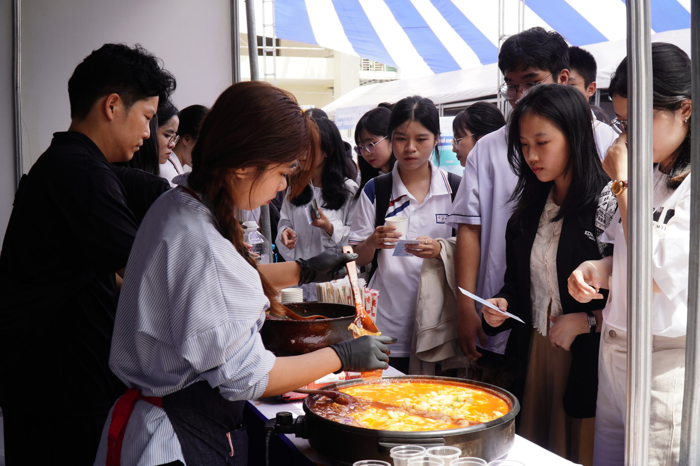 Nhiều sinh viên thích thú trải nghiệm ẩm thực Hàn Quốc. (Ảnh: Phan Thị Thu Đào)