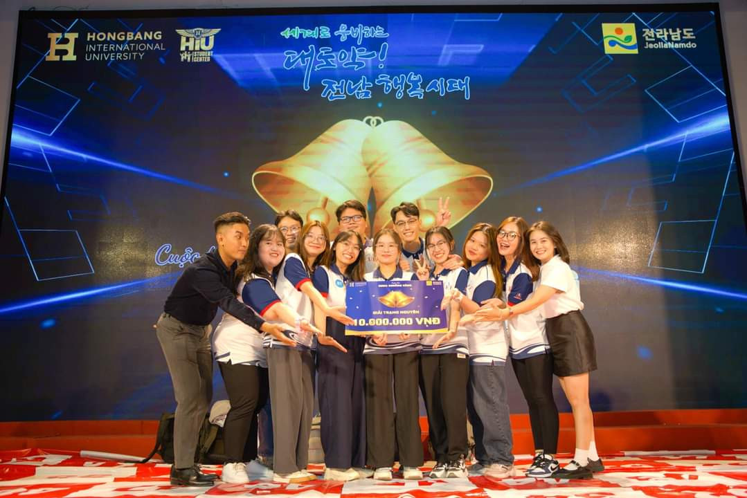 Bạn bè cùng chia vui với giải thưởng mà Mỹ Phương giành được. Bạn bè cùng chia vui với giải thưởng mà Mỹ Phương giành được.